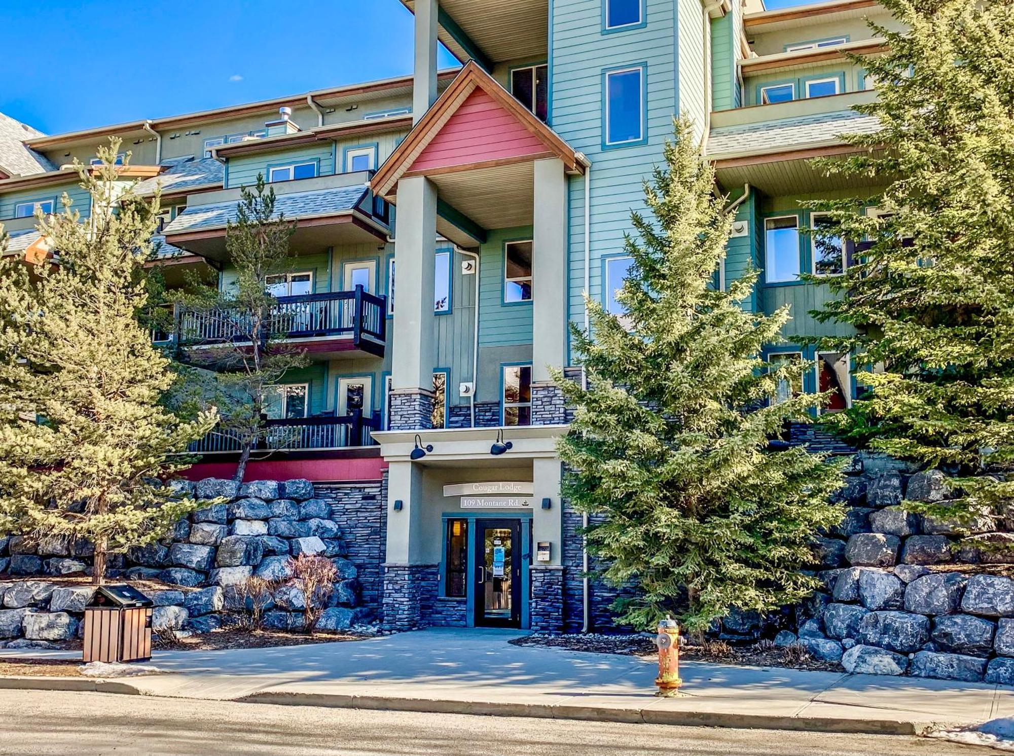 Canmore Mountain View Loft Apartment Heated Outdoor Pool エクステリア 写真