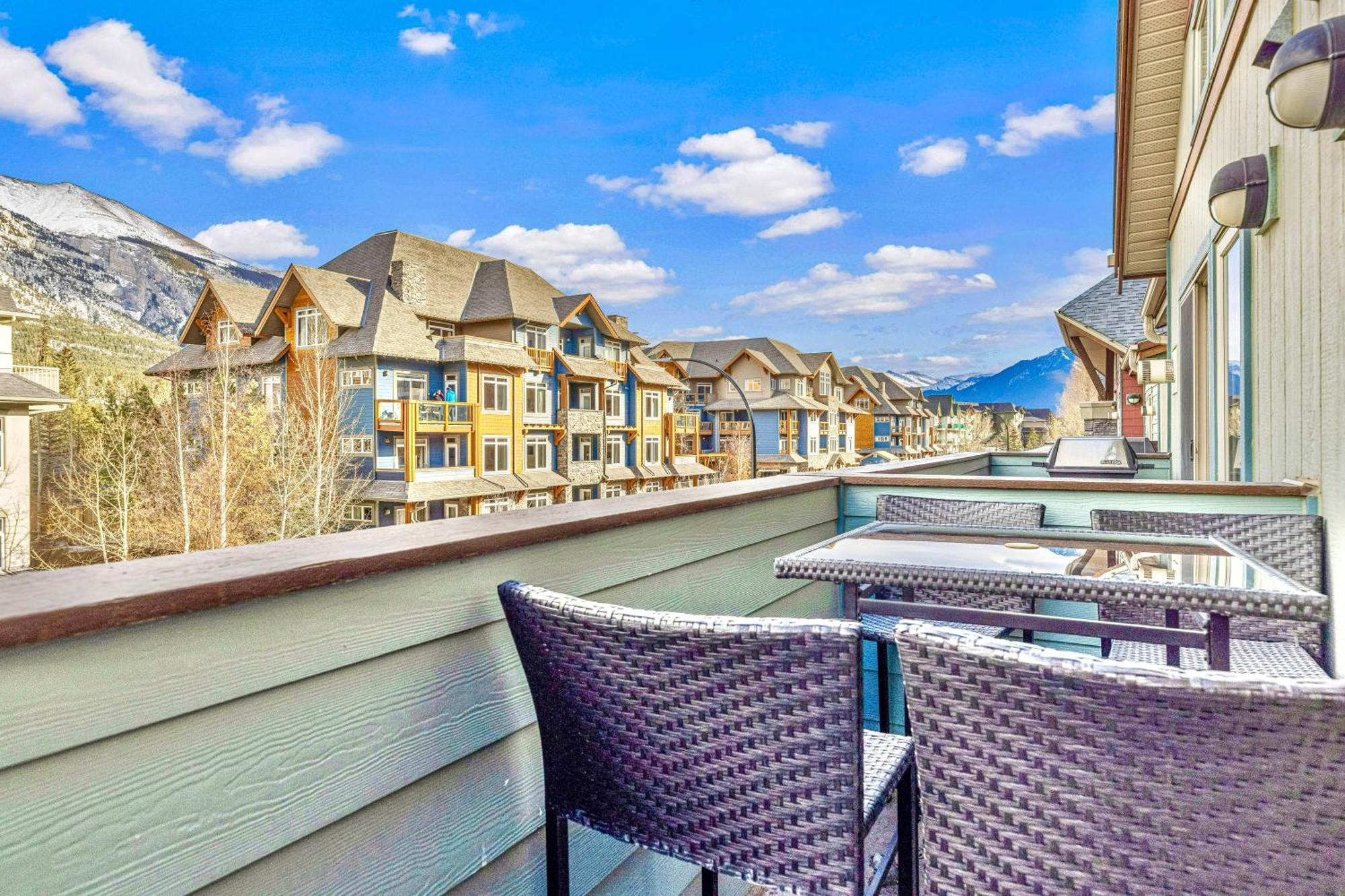Canmore Mountain View Loft Apartment Heated Outdoor Pool エクステリア 写真