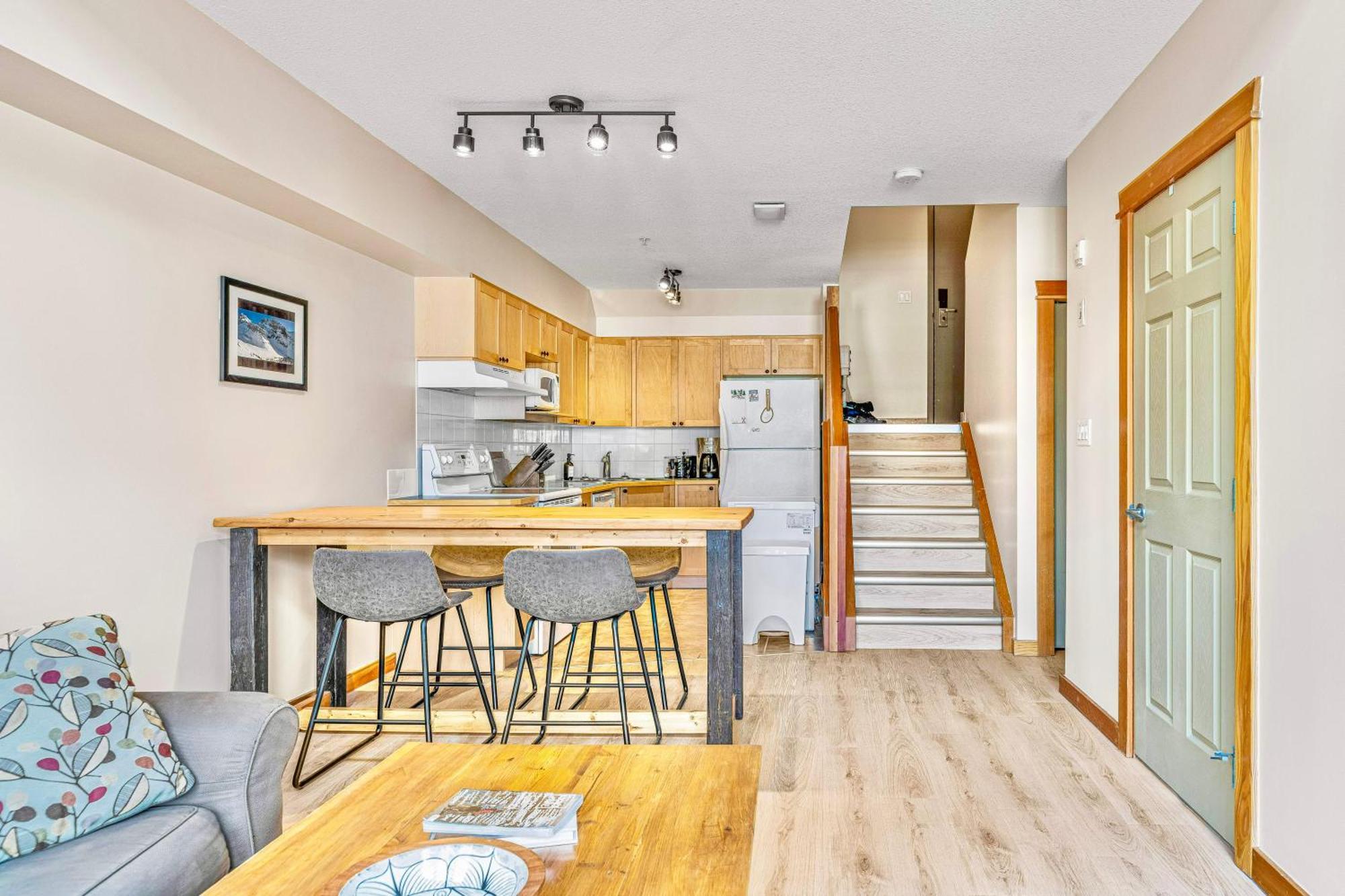 Canmore Mountain View Loft Apartment Heated Outdoor Pool エクステリア 写真