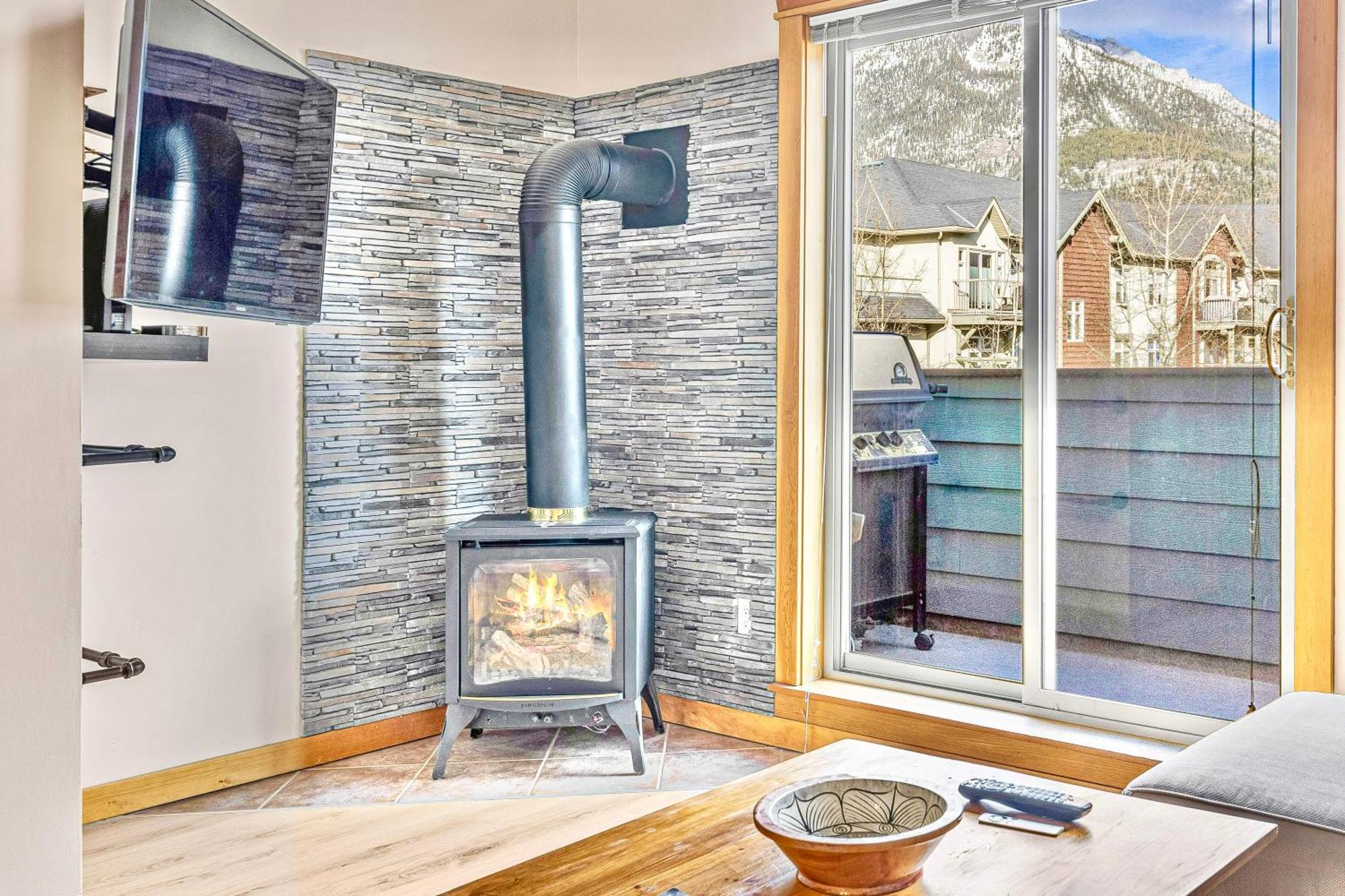 Canmore Mountain View Loft Apartment Heated Outdoor Pool エクステリア 写真