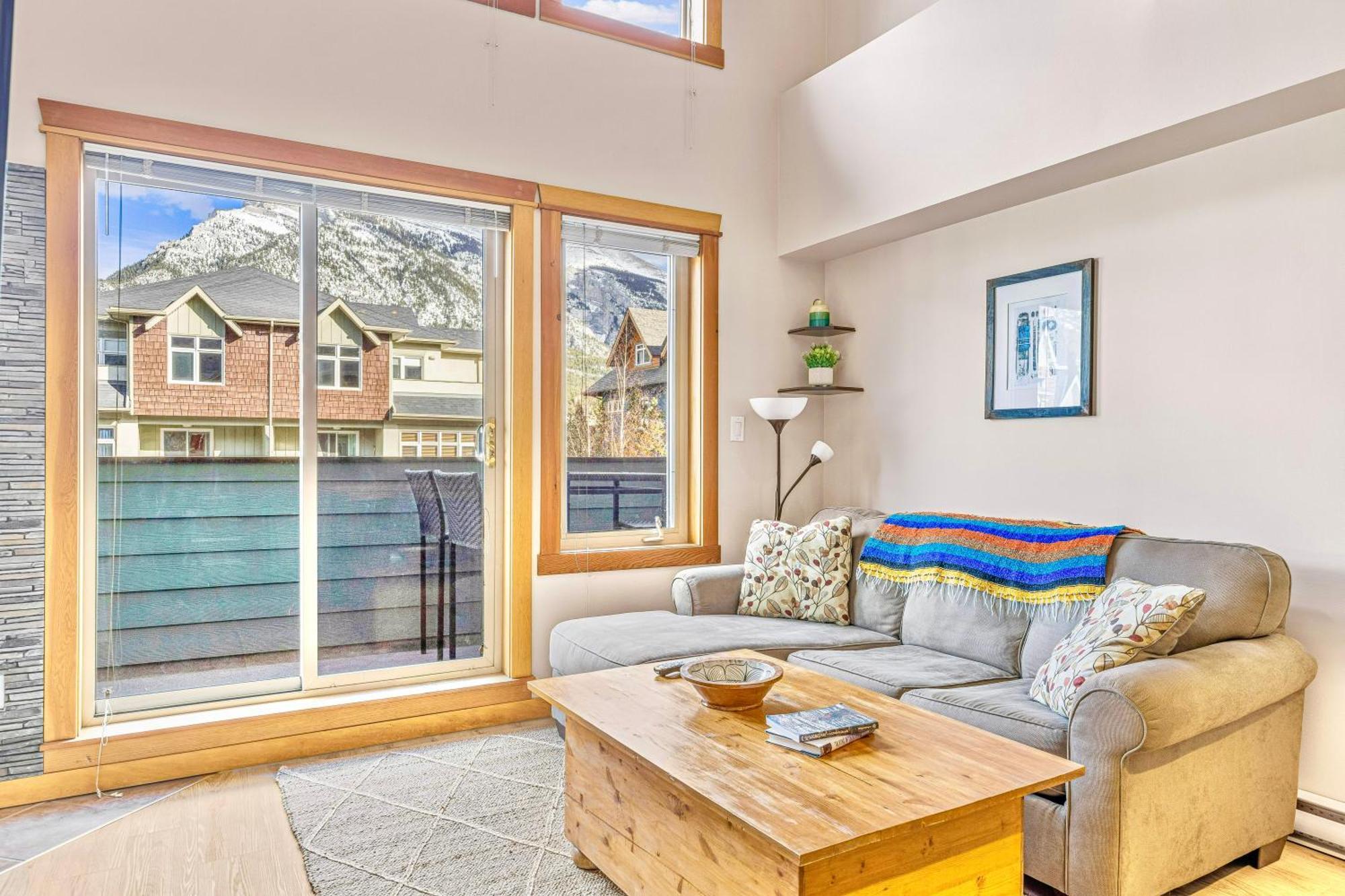 Canmore Mountain View Loft Apartment Heated Outdoor Pool エクステリア 写真