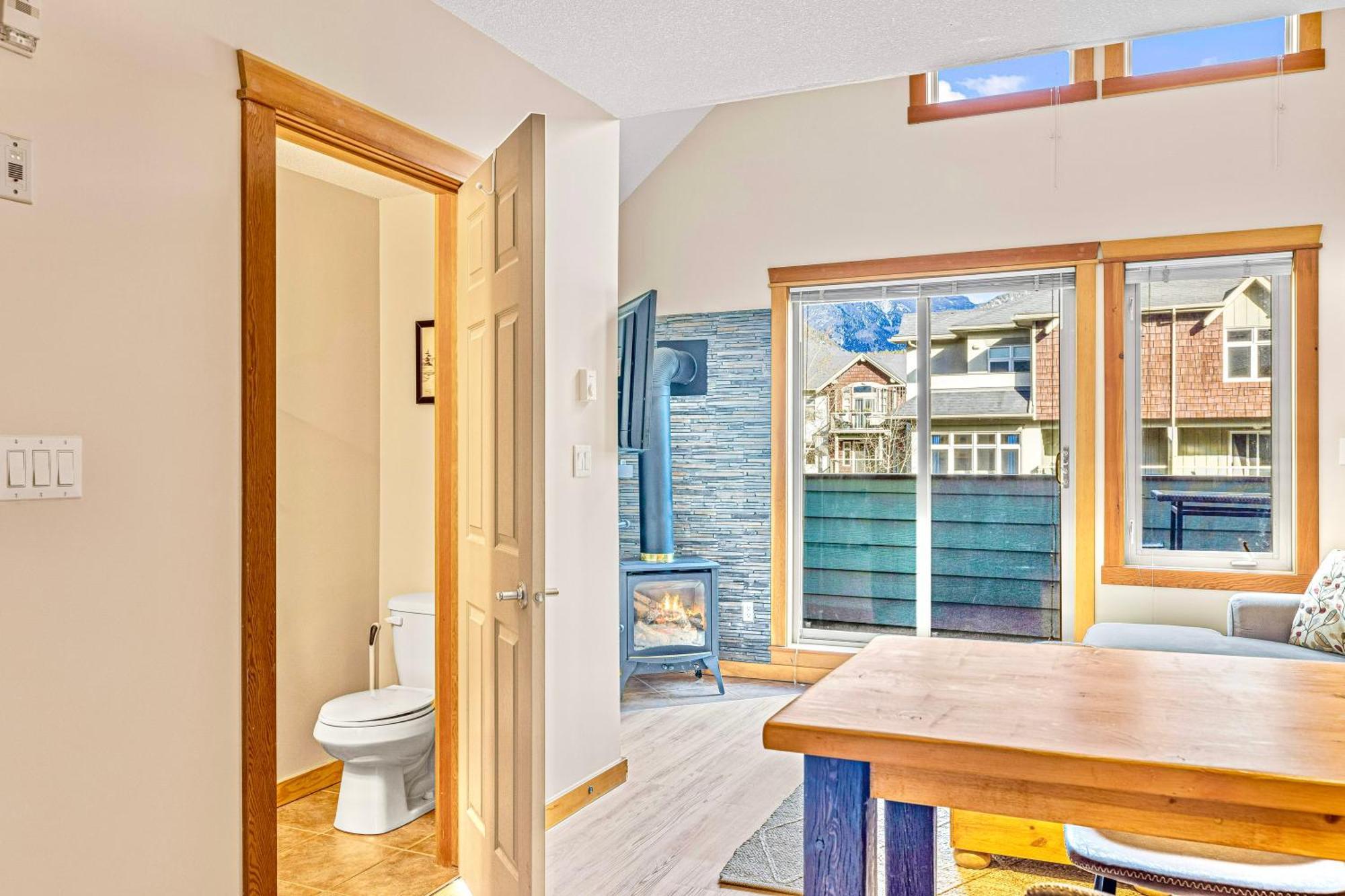 Canmore Mountain View Loft Apartment Heated Outdoor Pool エクステリア 写真