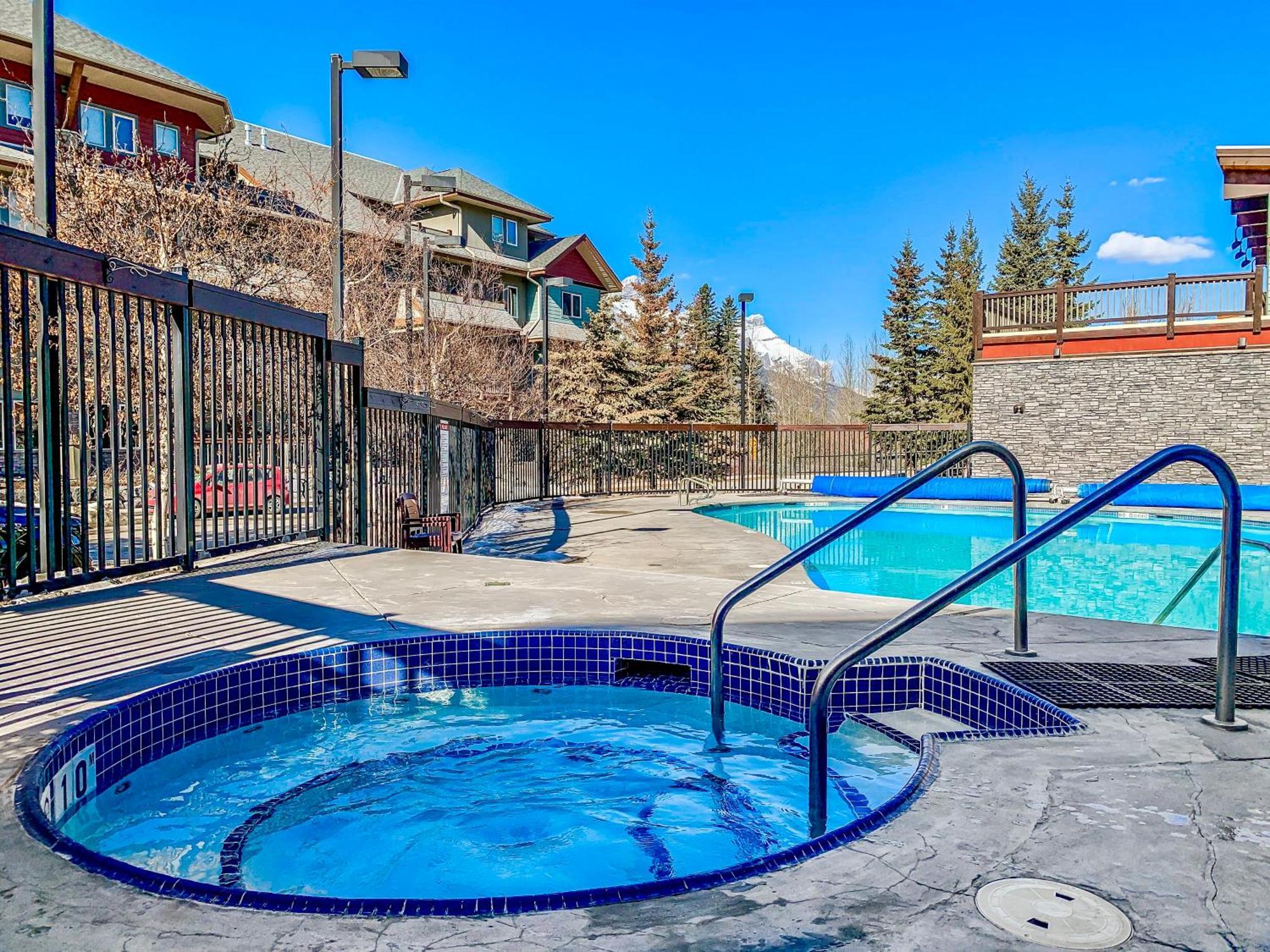 Canmore Mountain View Loft Apartment Heated Outdoor Pool エクステリア 写真