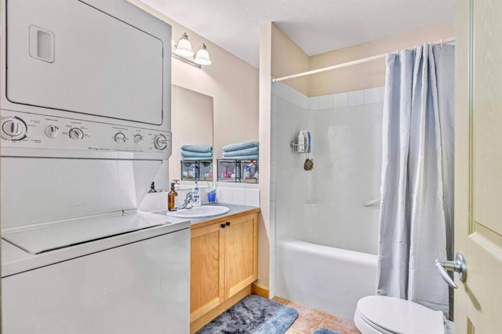 Canmore Mountain View Loft Apartment Heated Outdoor Pool エクステリア 写真