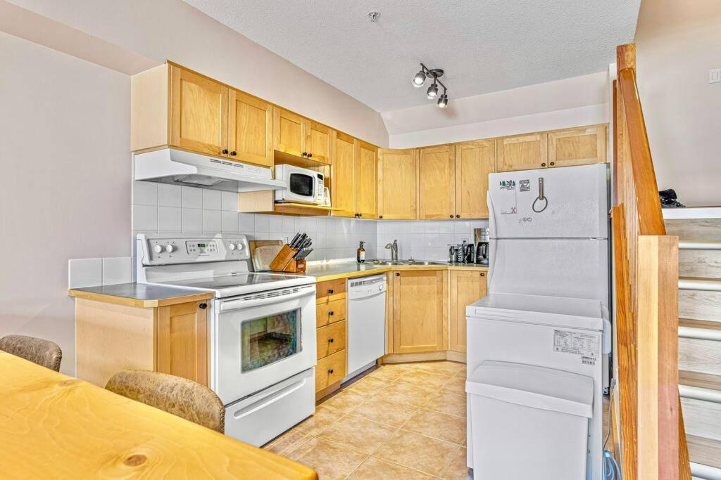 Canmore Mountain View Loft Apartment Heated Outdoor Pool エクステリア 写真