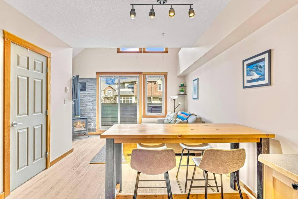 Canmore Mountain View Loft Apartment Heated Outdoor Pool エクステリア 写真