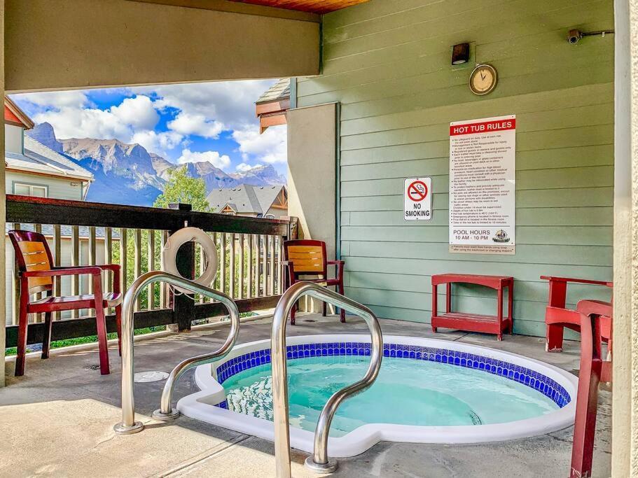Canmore Mountain View Loft Apartment Heated Outdoor Pool エクステリア 写真