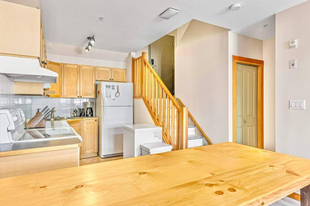 Canmore Mountain View Loft Apartment Heated Outdoor Pool エクステリア 写真
