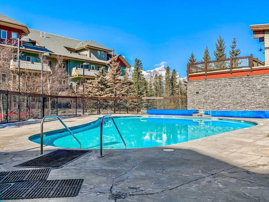 Canmore Mountain View Loft Apartment Heated Outdoor Pool エクステリア 写真