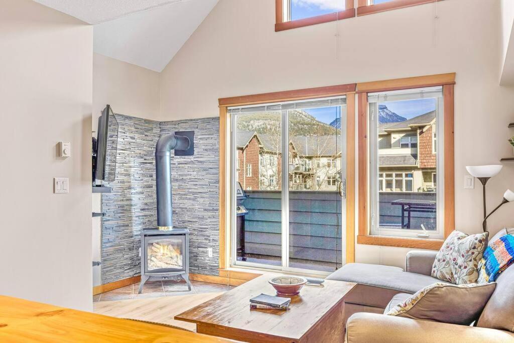 Canmore Mountain View Loft Apartment Heated Outdoor Pool エクステリア 写真